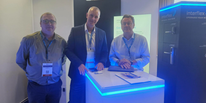 Interflex-Mitarbeiter am Messestand auf der AVTECH Summit 2024