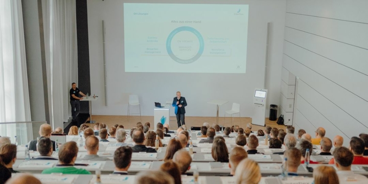 Interflex-Geschäftsführer Bernhard Sommer hält Unternehmenspräsentation vor Teilnehmern des Interflex Customer Solution Day