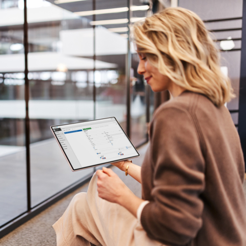 Frau hält Tablet mit Interflex-Software in der Hand