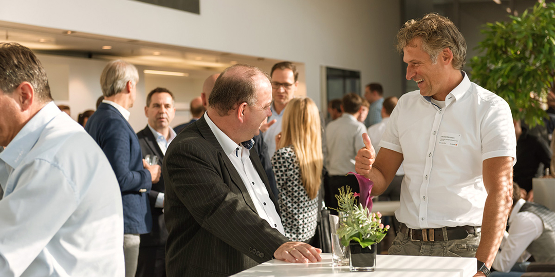 Zwei Teilnehmer unterhalten sich auf dem Interflex Kundentag 2019 in der BMW Welt