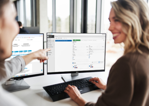Zwei Frauen am Schreibtisch mit Interflex-Besuchermanagement-Software auf Bildschirmmonitor