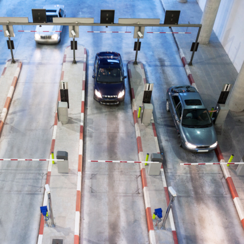 Mehrere Pkw fahren ins Parkhaus hinein