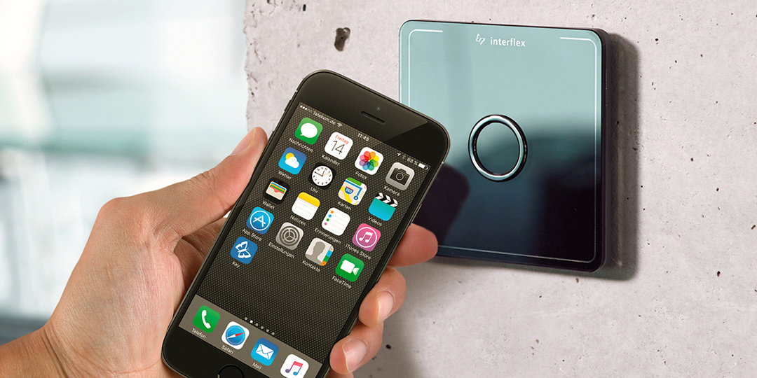 Smartphone met Interflex key app op het display wordt tegen de Interflex IF-800 toegangsterminal gehouden